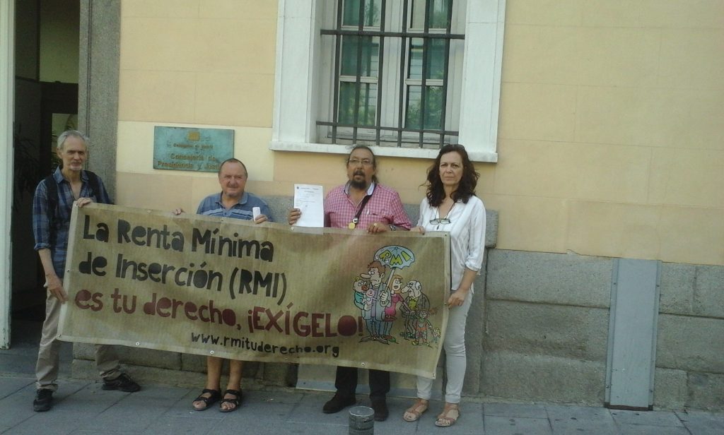 Imagen de la plataforma RMI Tu Derecho el pasado mes de junio, cuando envió una carta a la presidenta de la Comunidad de Madrid, Cristina Cifuentes, con algunas propuestas