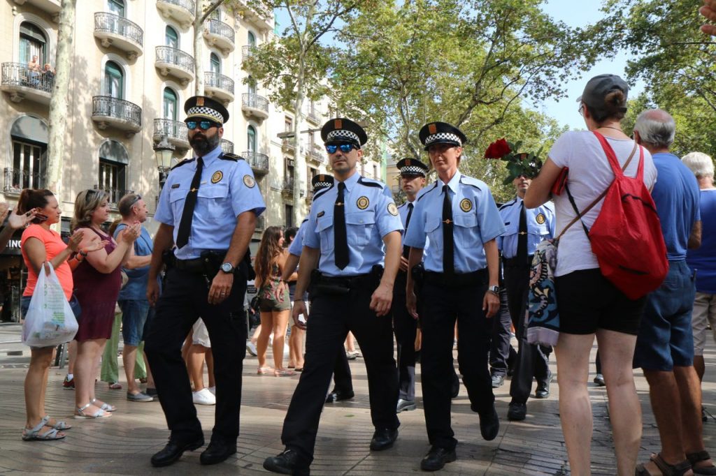 La gente aplaude espontáneamente a un grupo de guardias urbanos de Barcelona cuando se dirigían a tomar parte en la manifestación