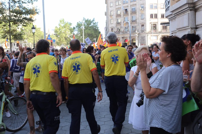 Los servicios médicos de emergencia también recibieron la ovación de las personas que aguardaban el paso de la marcha agolpada en las aceras