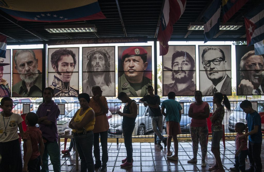 Un mural del barrio 23 de enero, de Caracas, representa a los héroes de la revolución bolivariana