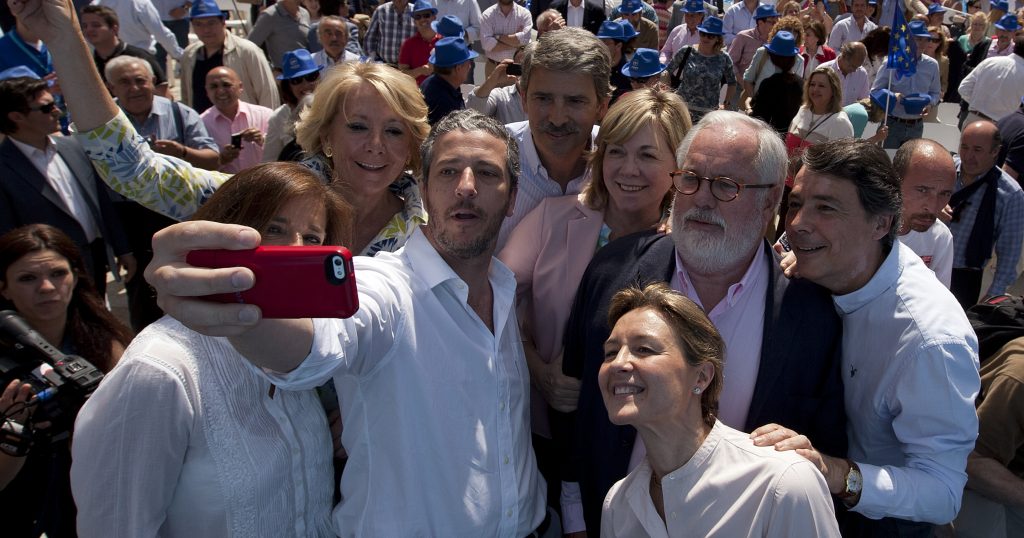 Personalidades del PP con Arias Cañete y García-Tejerina posan para un selfie.