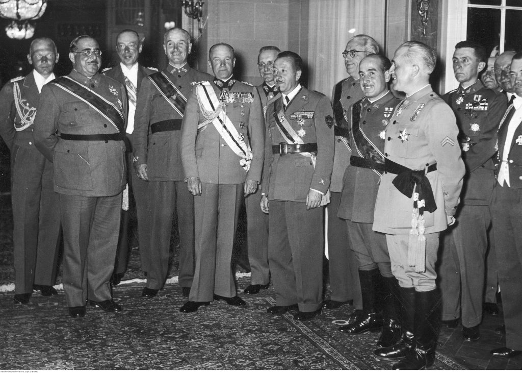 Comitiva de generales españoles en Berlín, durante el viaje de vuelta de la Legión Cóndor a Alemania. El cuarto por la izquierda es Gonzalo Queipo de LLano y, al fondo, con gafas, Juan Yagüe.