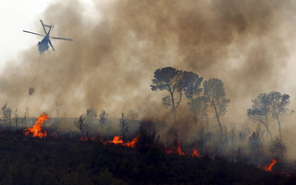 Un hidroavión sobrevuela el incendio de Ayora (Valencia) que tuvo lugar en agosto de 2013.