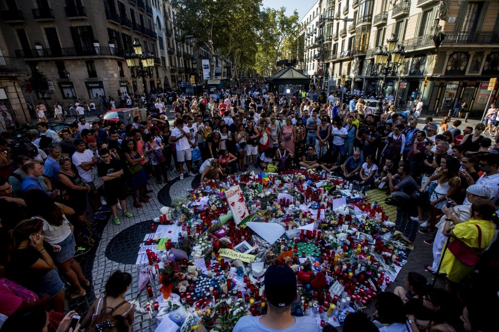 LOS CIUDADANOS DEJAN FLORES Y VELAS EN LAS RAMBLAS PARA RECHAZAR LA VIOLENCIA