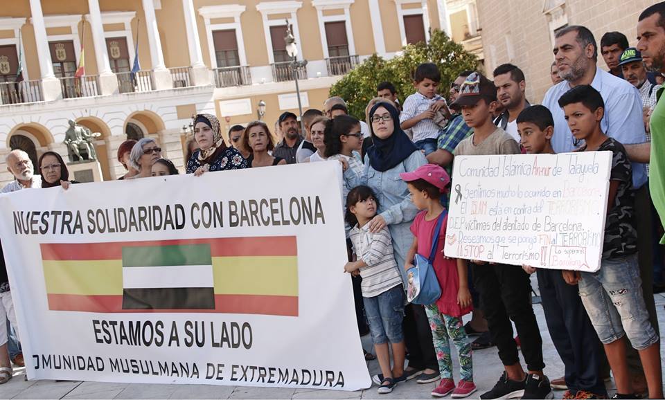 La comunidad musulmana de Extremadura en una concentración este domingo para mostrar su rechazo a los atentados de Cataluña y condenar el terrorismo.