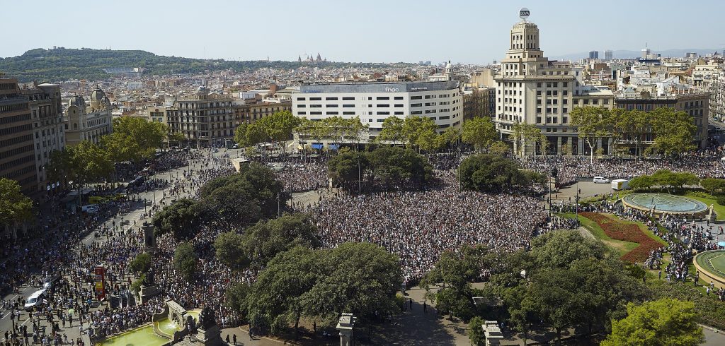 Los barceloneses se han concentrado en la Plaza de Cataluña para observar un minuto de silencio en homenaje a las víctimas de los atentados de Las Ramblas y Cambrils.