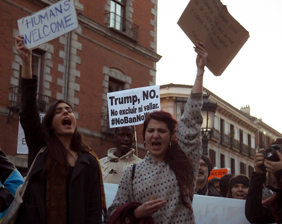 Varios jóvenes protestan en Madrid frente al Ministerio de Exteriores para pedir la acogida de refugiados y la apertura de la 'Europa Fortaleza' el pasado mes de febrero.