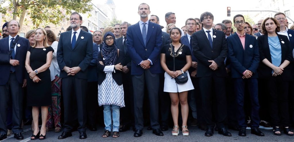 Apuestan por la paz. Felipe VI, encabezaba la marcha de autoridades, flanqueado, entre otros por Carles Puigdemont, Mariano Rajoy, Ada Colau, Ana Pastor y Pío García Escudero. También hubo una nutrida representación de presidentes autonómicos y ministros del Gobierno central