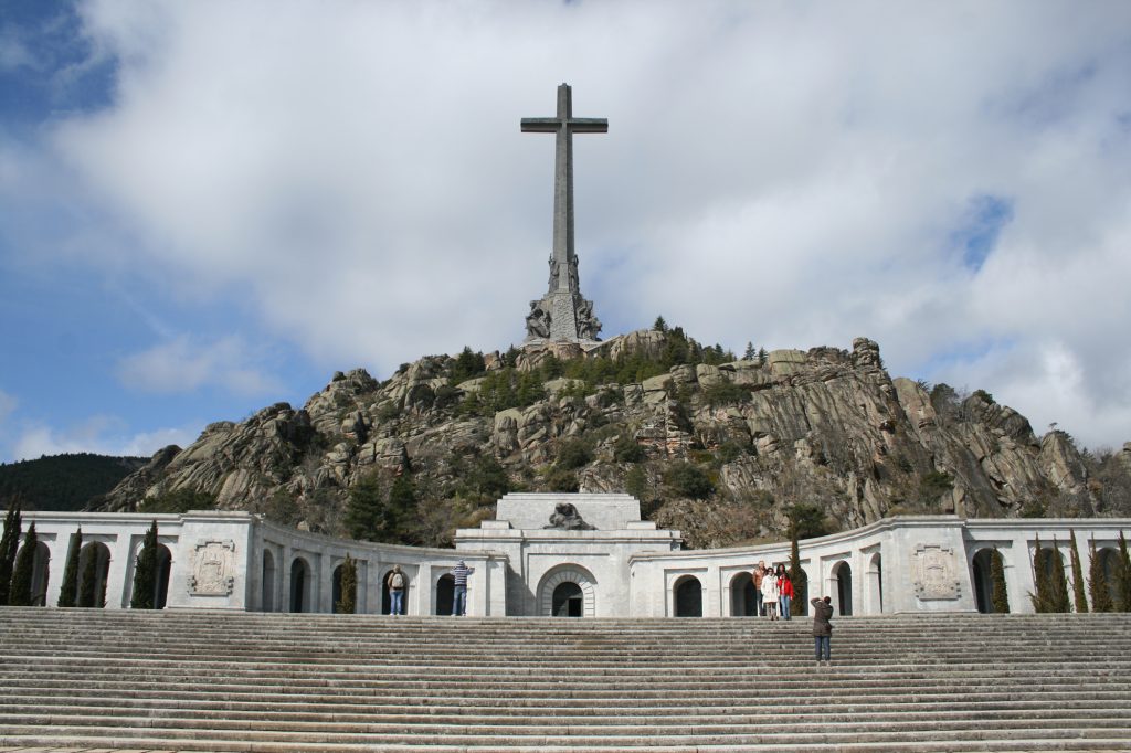 Una vista de la gigantesca cruz y el monumento desde el pie de la escalinata de acceso al Valle de los Caídos