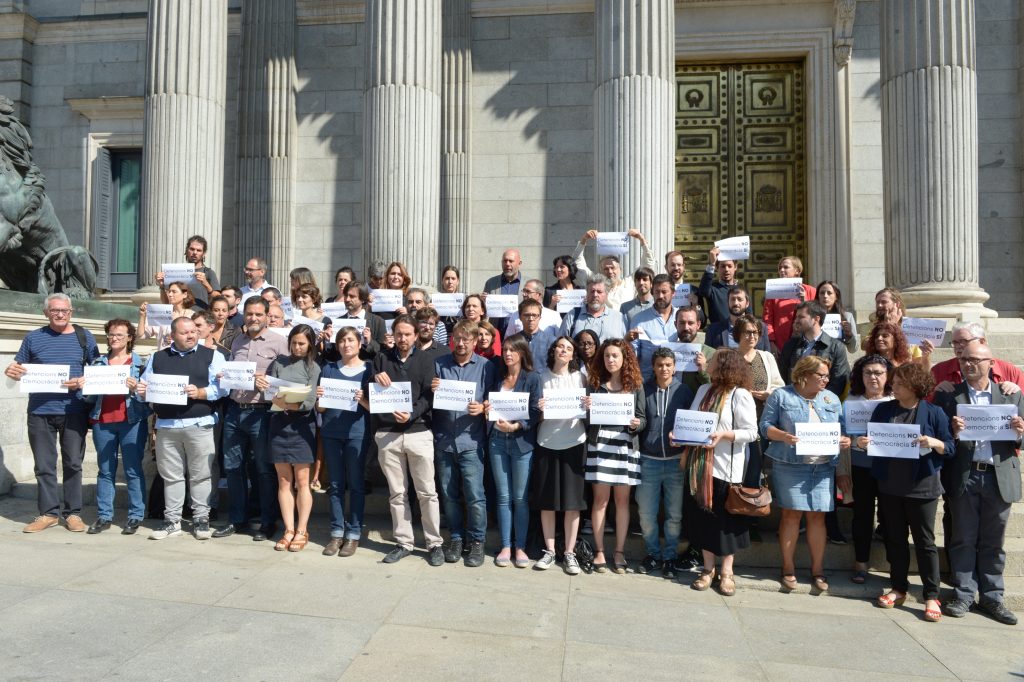 Detención de la cúpula del 1-O. Diputados de Podemos-En Comú Podem-En Marea se han concentrado frente a la escalinata del Congreso de los Diputados para protestar contra las detenciones en Barcelona