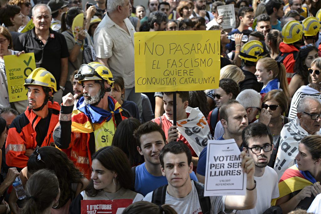 Un grupo de personas se manifiesta delante de la sede del Tribunal Superior de Justicia de Cataluña