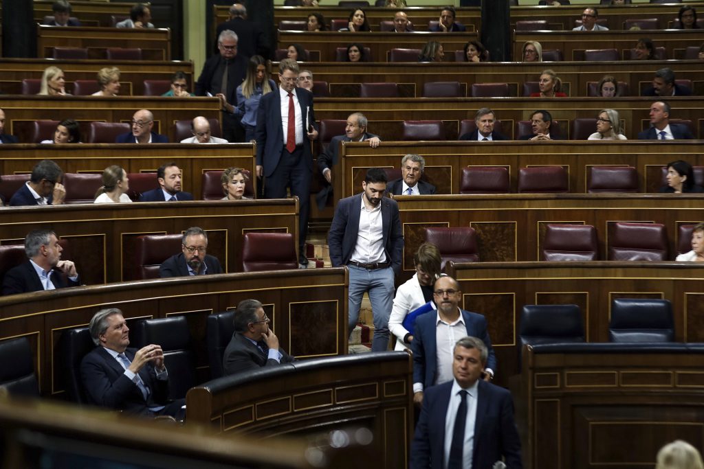Los ocho diputados del PDeCAT, al igual que han hecho previamente los de ERC, han abandonado el pleno del Congreso en protesta por las detenciones de Barcelona.