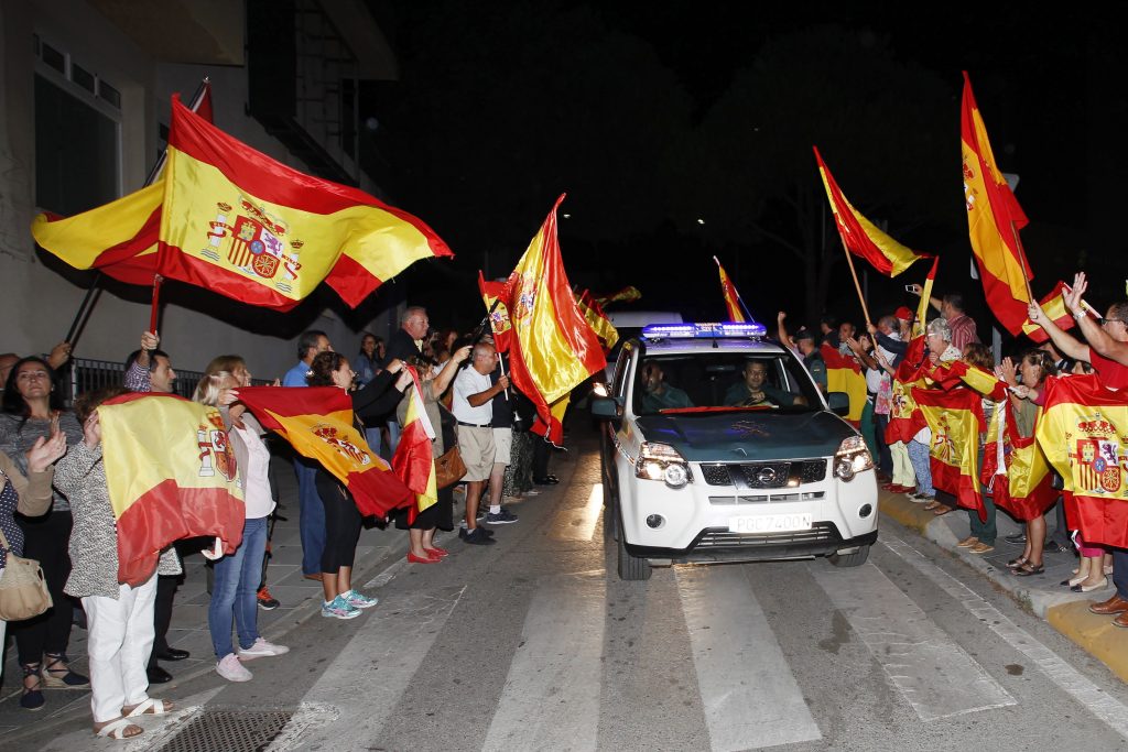 Unas doscientas personas despiden en la comandancia de la Guardia Civil a los agentes que viajan hasta Cataluña con la intención de reforzar el dispositivo policial previsto ante el referéndum convocado por la Generalitat para el próximo 1 de octubre. 