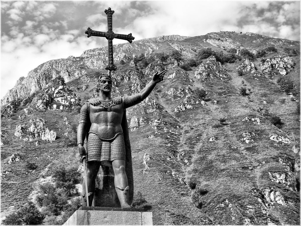 Estatua de Don Pelayo en la localidad asturiana de Covadonga