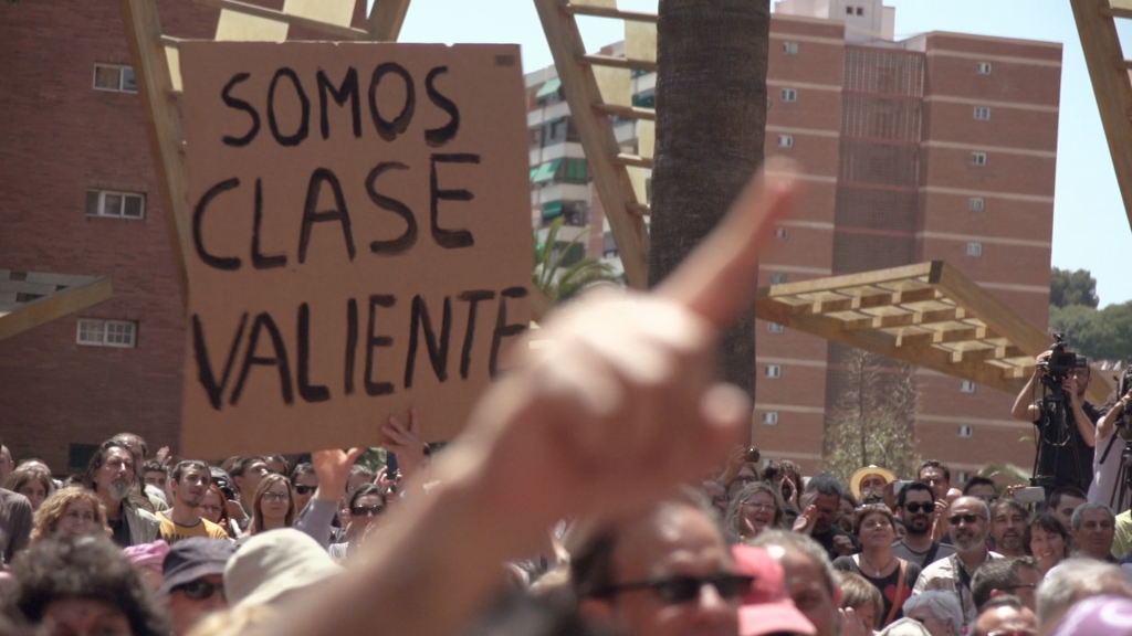 Imagen del documental en la que aparece un cartel de 'Clase Valiente' en la campaña de las elecciones municipales de 2015.