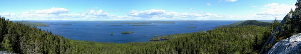 Vista panorámica del lago Pielinen, desde la orilla del parque nacional de Koli