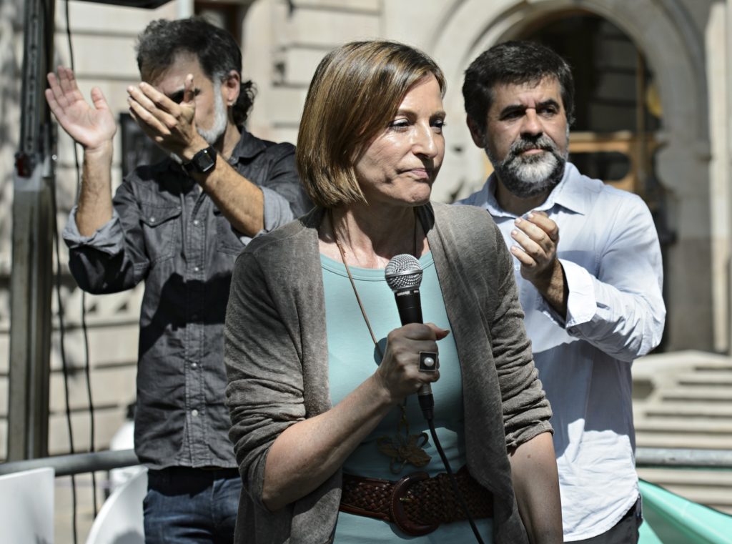 Carme Forcadell habla a los manifestantes en presencia de Jordi Cuixart (Òmnium Cultural) y Jordi Sánchez (ANC)