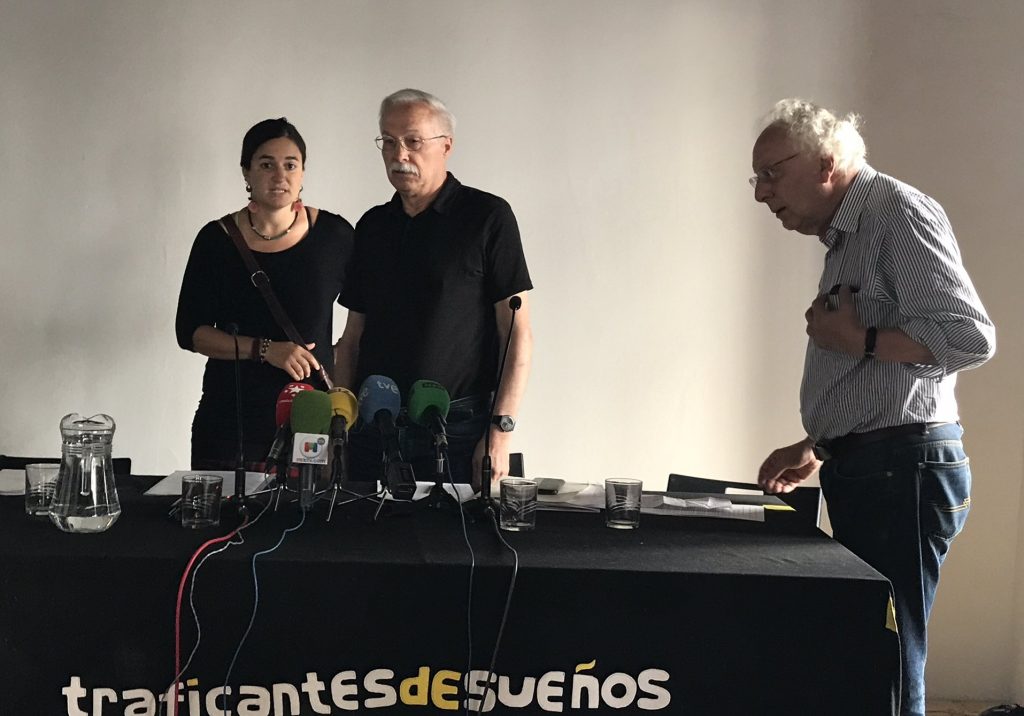 luchan-por-un-ideal Elena Martínez, Jaime Pastor y Javier Sádaba, de Madrileños por el derecho a decidir, al término de la rueda de prensa que ofrecieron el miércoles, tras la prohibición judicial del acto en el Matadero de Madrid