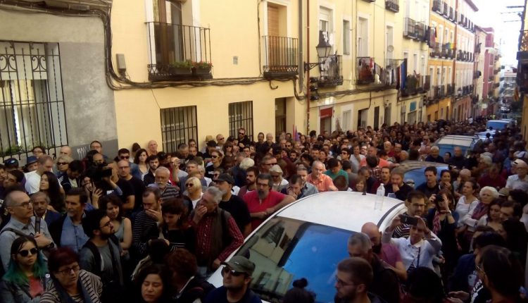 Imagen de la gente que no pudo entrar en el acto de 'Madrileños por el derecho a decidir' por problemas de aforo. / M.F.S.