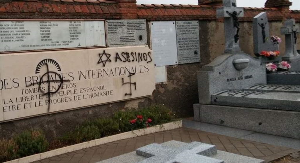 Pintadas fascistas en el cementerio madrileño de Fuencarral