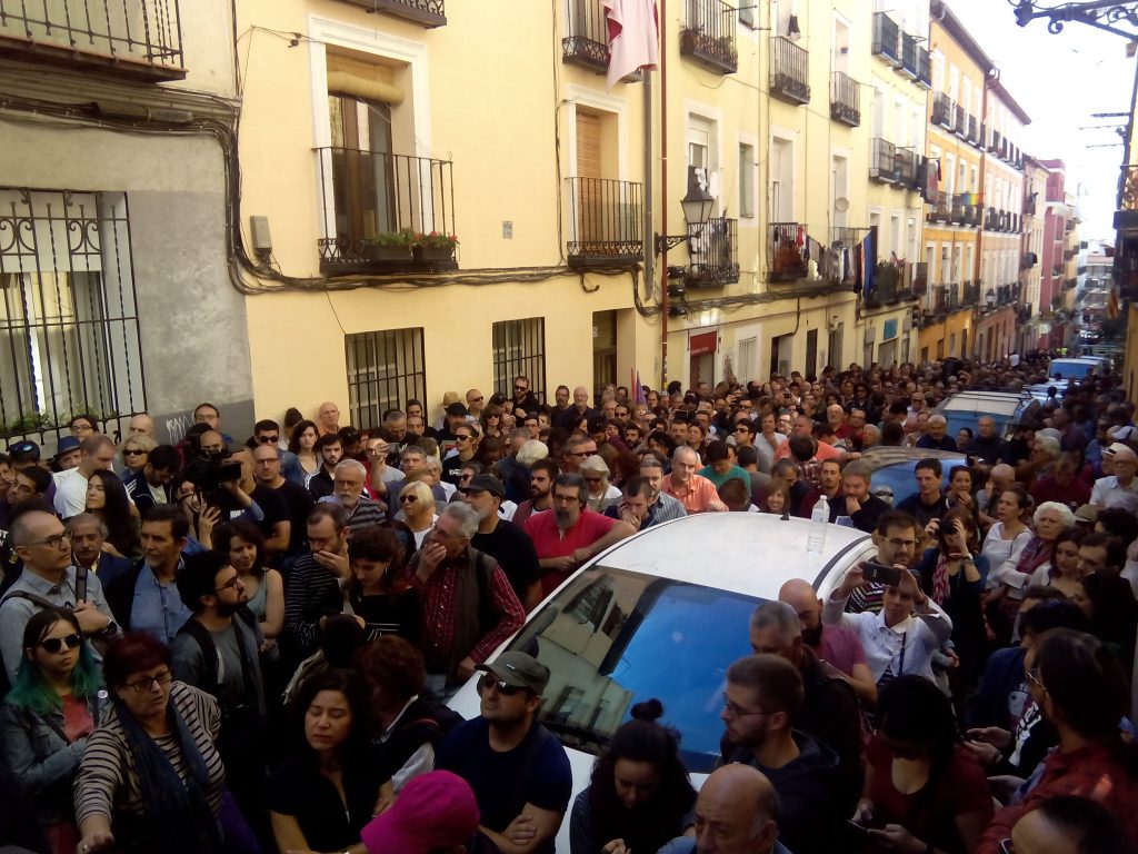 Imagen de la gente que no pudo entrar en el acto de 'Madrileños por el derecho a decidir' por problemas de aforo.