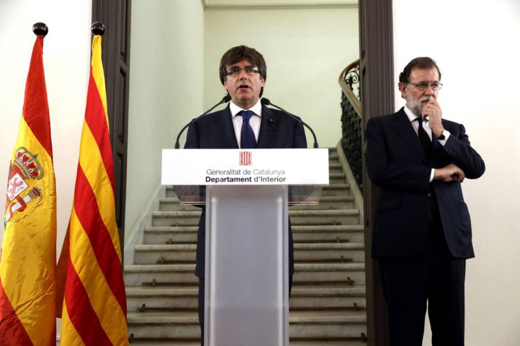 Carles Puigdemont se dirige a los medios de comunicación, junto a un Mariano Rajoy pensativo, tras los atentados del 17 de agosto