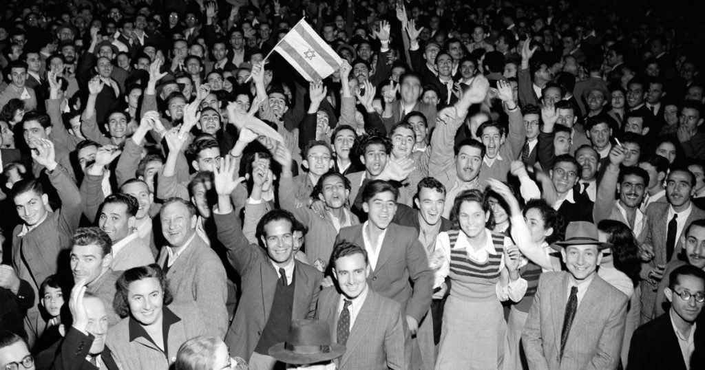 29 de noviembre de 1947. Los israelíes celebran en las calles de Tel-Aviv la aprobación por la ONU de la partición de Palestina en dos territorios