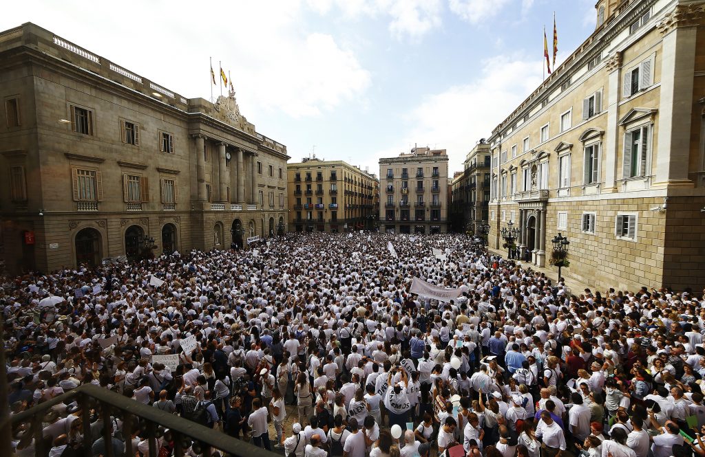 Concentración de octubre ante el Ayuntamiento de Barcelona, convocada por la plataforma 'Hablamos?' en las plazas de los ayuntamientos de las grandes ciudades a favor del diálogo