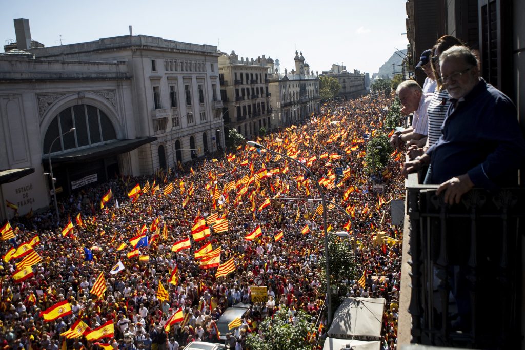 Asistentes escuchan los discursos finales en la manifestación convocada por Societat Civil Catalana hoy en Barcelona en defensa de la unidad de España