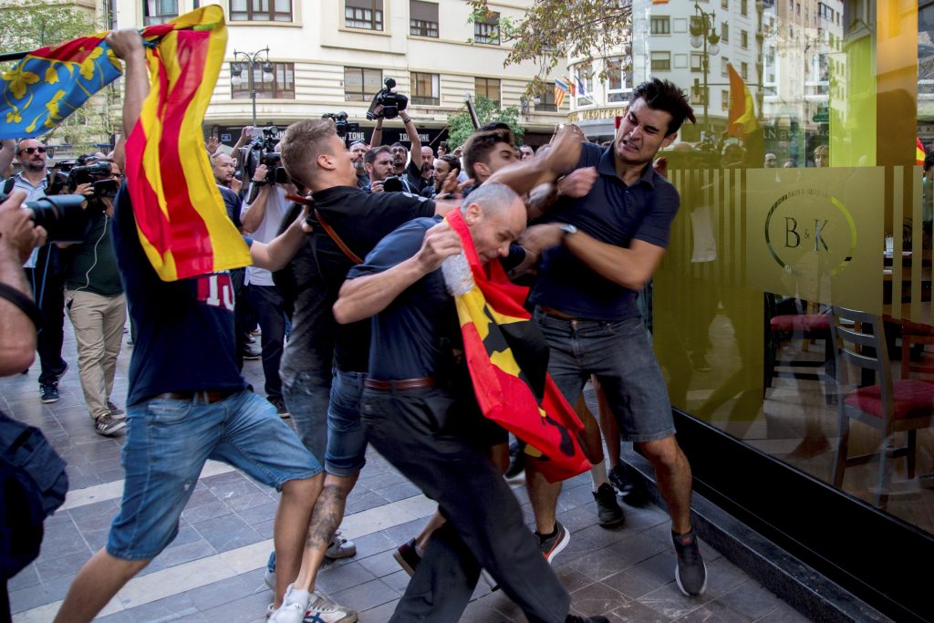 Entrentamiento entre manifestantes nacionalistas radicales y ultraderechistas