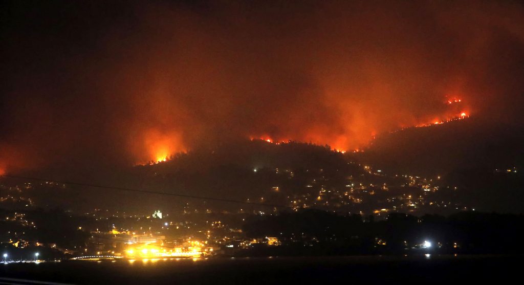 La localidad pontevedresa de Redondela rodeada por las llamas.