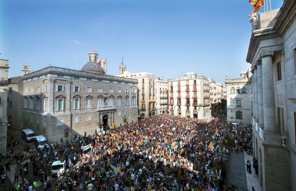 Cientos de estudiantes se manifiestan frente a la Generalitat de Catalunya.