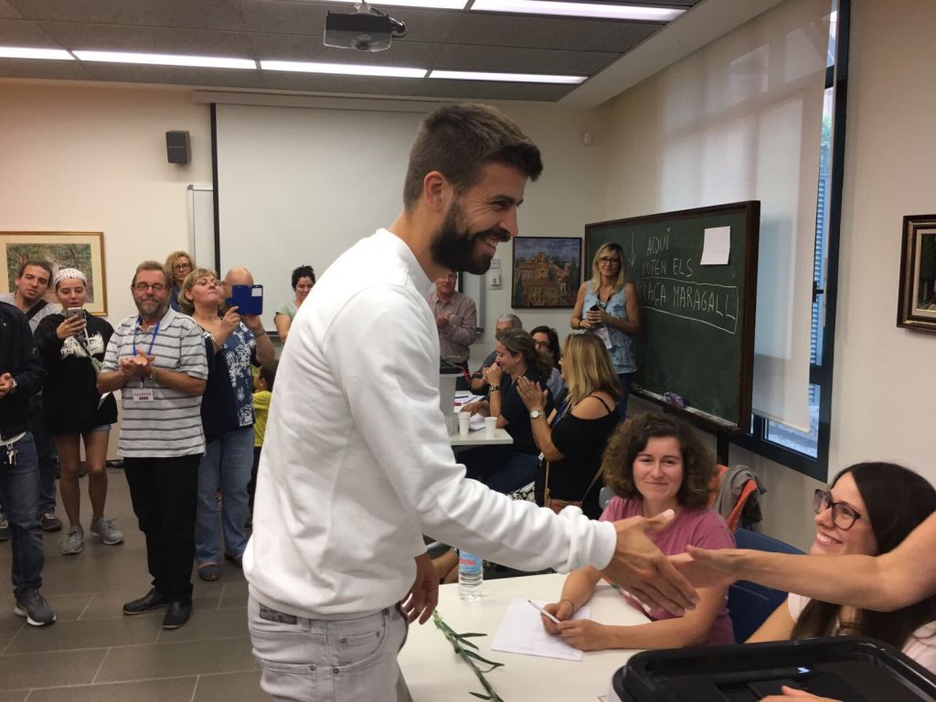 Gerard Piqué saluda a las componentes de la mesa de votación tras depositar su papeleta