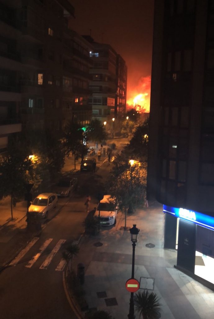 Un incendio se en la confluencia de las calles de Baleares y de Barcelona, en pleno centro urbano de Vigo.