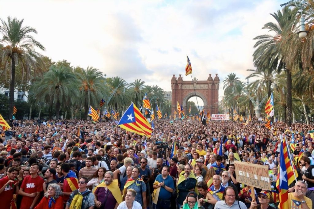 Multitud congregada en el paseo Lluís Companys para seguir la intervención de Puigdemont