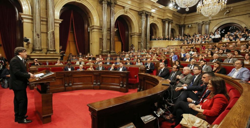 El president Carles Puigdemont se dirige al Pleno del Parlament