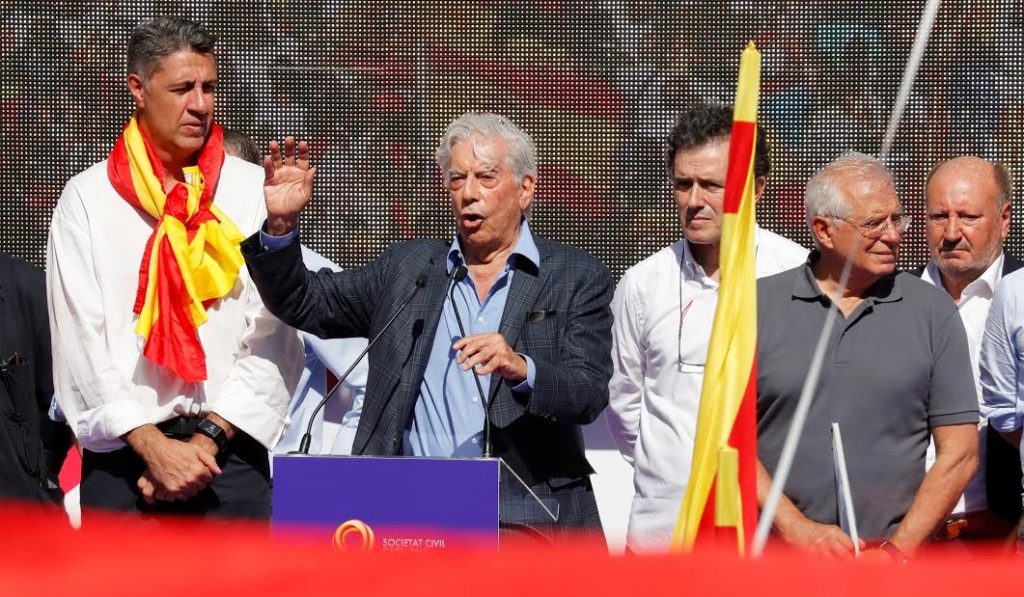 Xavier García Albiol y Josep Borrell escuchan el discurso de Mario Vargas Llosa al término de la marcha @¡Basta! Recuperemos la sensatez" que ha tenido lugar en Barcelona.