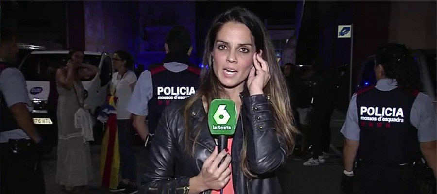 Ana Cuesta protegida de los independentistas por los Mossos.