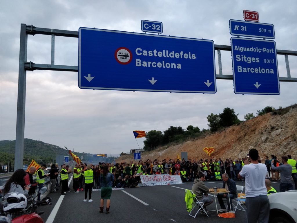 Corte de la autovía C-31 como parte de la huelga general.