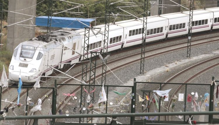 Un tren Alvia, similar al accidentado en Angrois, pasa por la curva donde se recuerda a las víctimas.