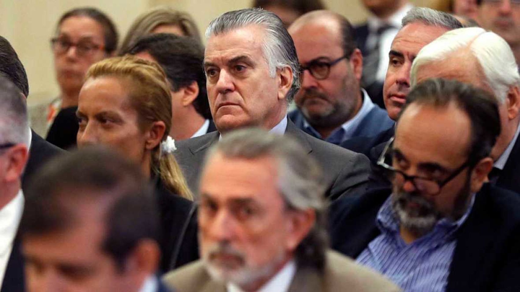 Luis Bárcenas, extesorero del PP, sentado entre los acusados de la trama Gürtel