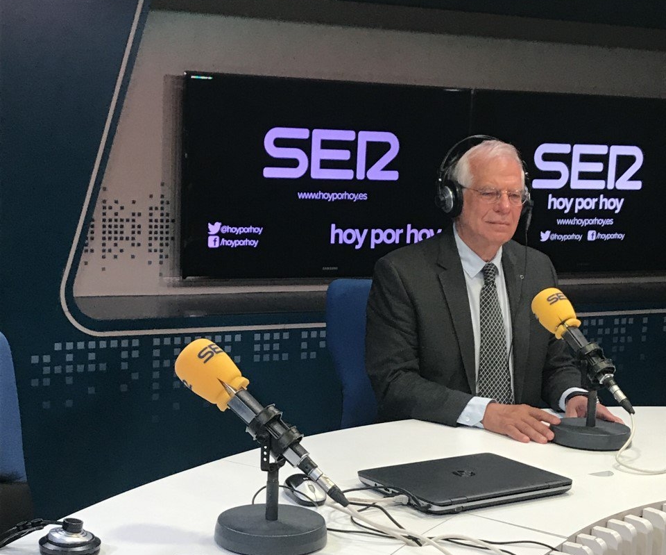 Josep Borrell en los estudios de la SER.