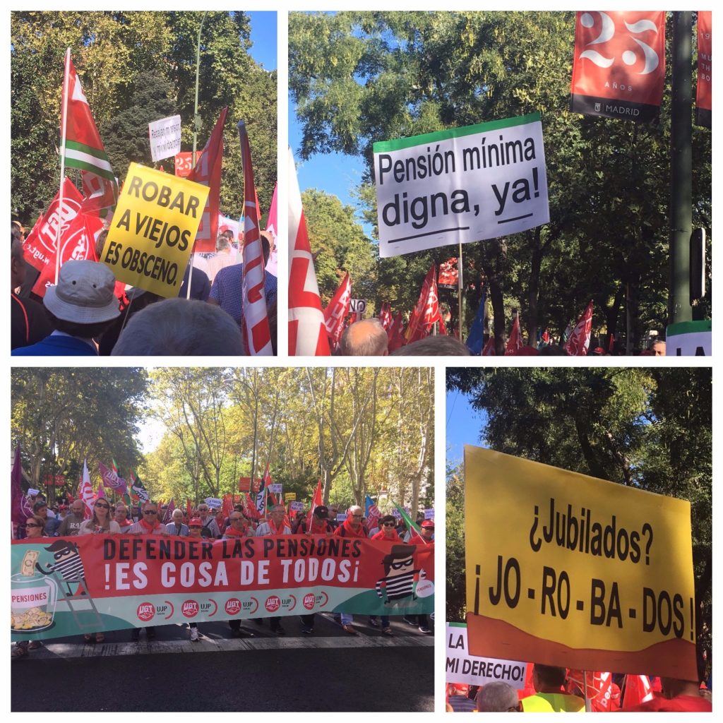 Carteles vistos ayer en la marcha de las pensiones dignas