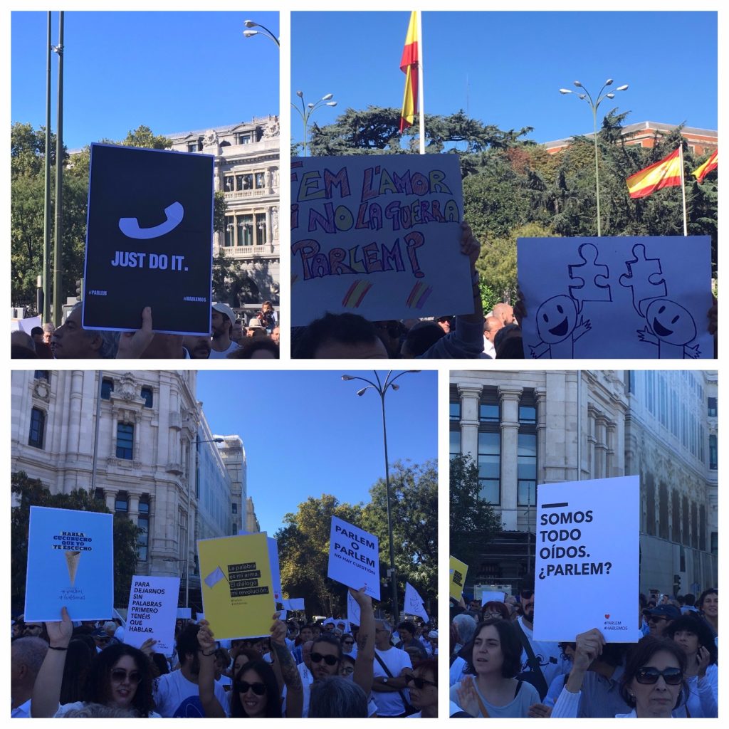 Carteles manifestación '¿Hablamos?'.