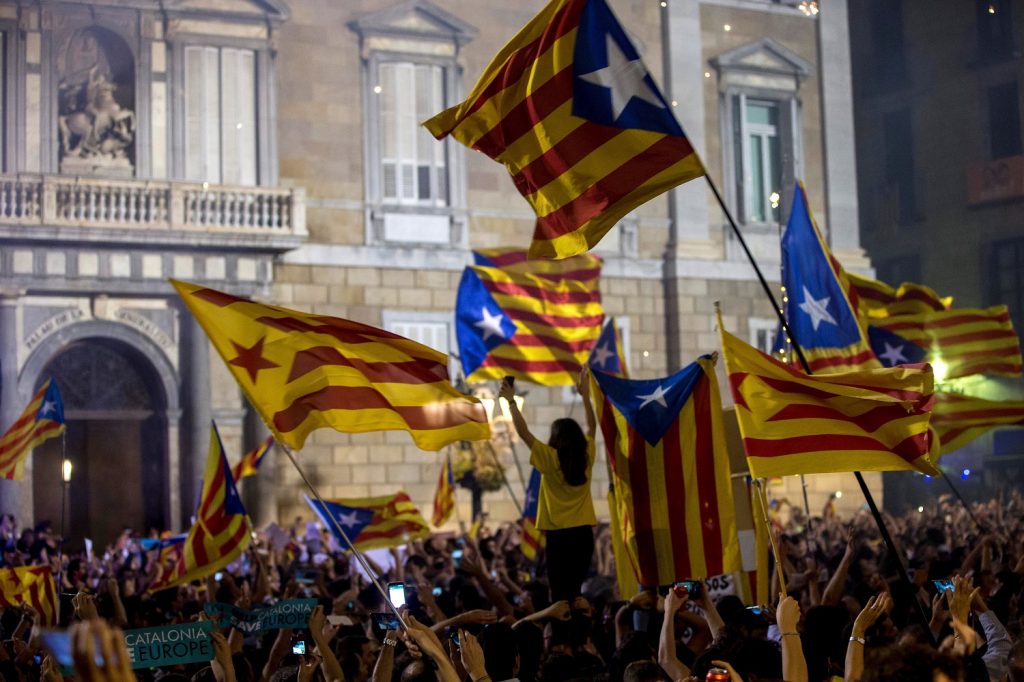 MILES DE MANIFESTANTES FESTEJAN EN PLAZA SANT JAUME LA DECLARACIÓN INDEPENDENCIA