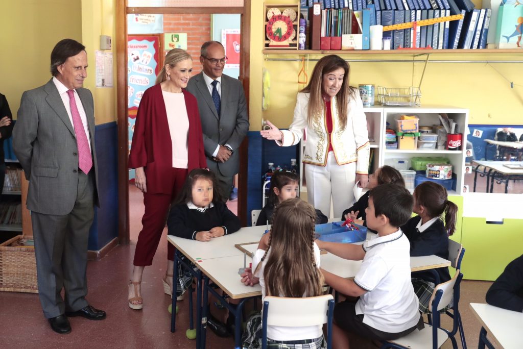 Cristina Cifuentes, presidenta de la Comunidad Autónoma de Madrid, durante una visita a un centro escolar
