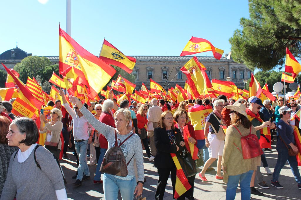 Los asistentes a la concentración agitan sus banderas en la Plaza de Colón.