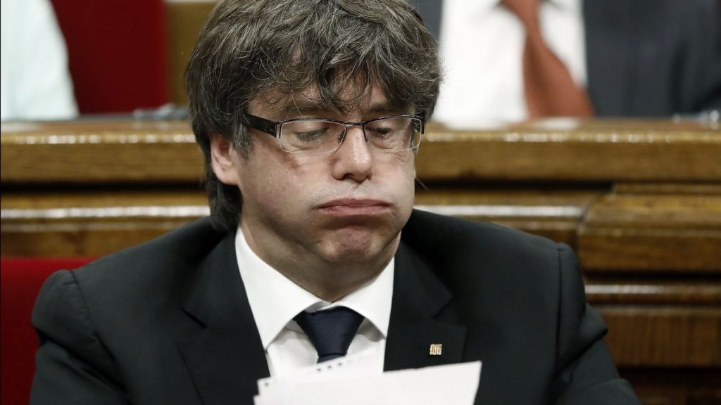 Carles Puigdemont, presidente de la Generalidad de Cataluña, resopla mientras contempla unos papeles