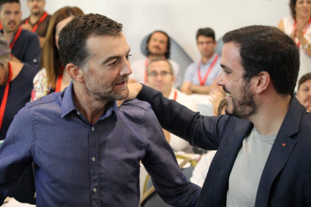 El coordinador federal de IU, Alberto Garzón, felicita a Antonio Maíllo por su reelección como coordinador regional de IULV-CA. Victoria de Antonio Maíllo