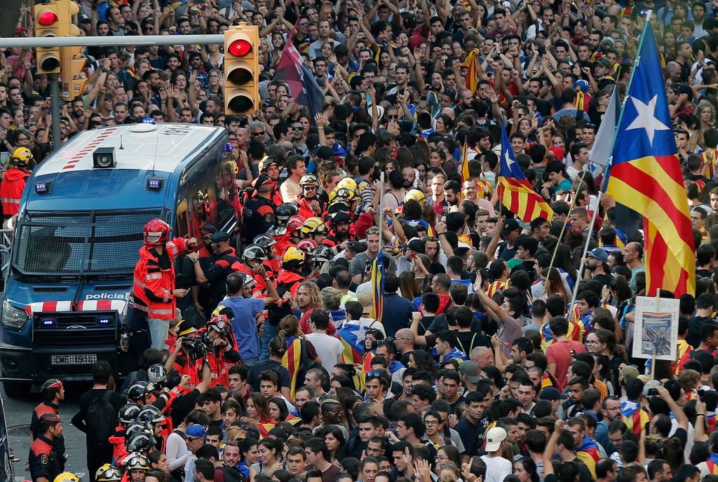 MILES DE ESTUDIANTES RECORREN EL CENTRO DE BARCELONA CON MOTIVO DEL PARO
